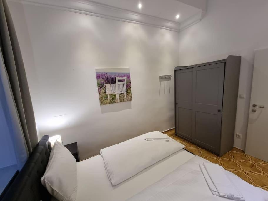 Sissi Royal Suite - Inner City 4 Bedroom Apartment ウィーン エクステリア 写真